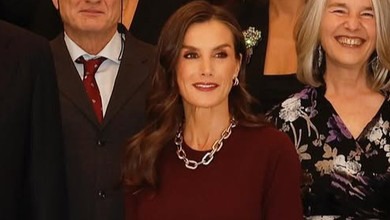 Королева Летісія для ефектної появи на публіці довершила бордовий аутфіт прикрасами за 20 євро. Фото