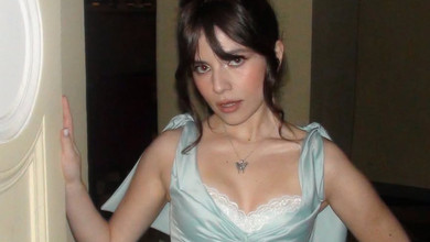 Соловій у будуарній сукні зі шворками на спині і животі позваблювала поглядом заради фото