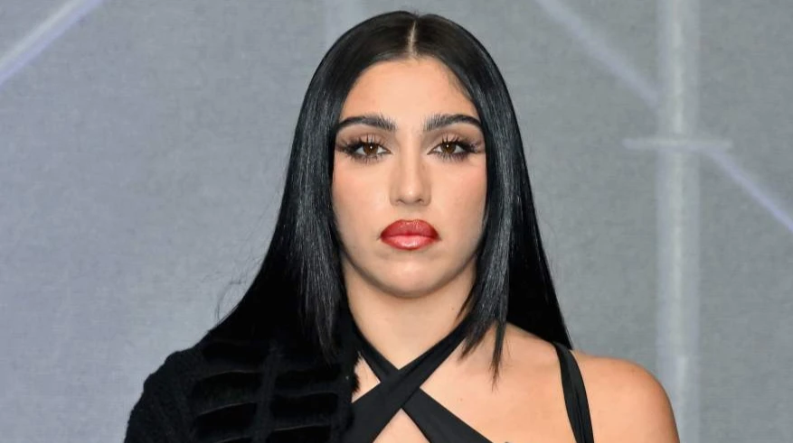 Модна провокація: донька Мадонни в прозорому максі та без бюстгальтера прийшла на показ у Парижі. Фото