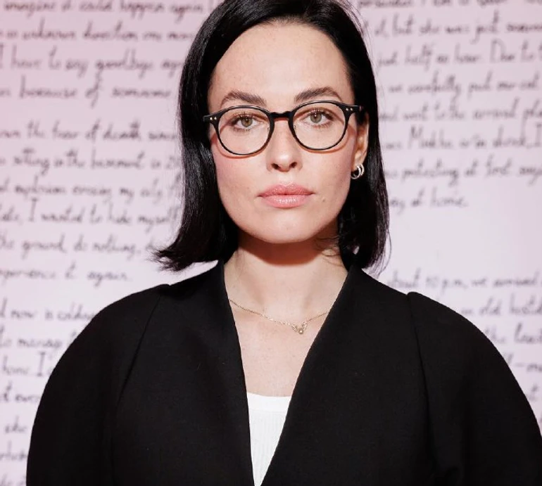 Астаф'єва з голим плечем і цуциком під пахвою зізналася, що часом почувається нездарою