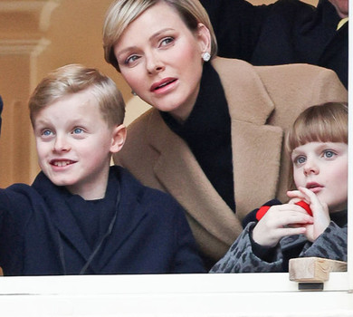 Дитяче пальто від Dior та клоунський ніс: княжа родина Монако відвідала парад цирку у стильних луках