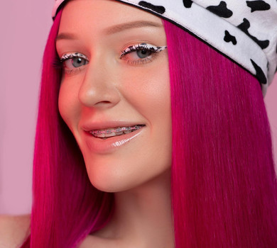 Блогерка Candy Superstar епатувала портретними фото з булавками на голові