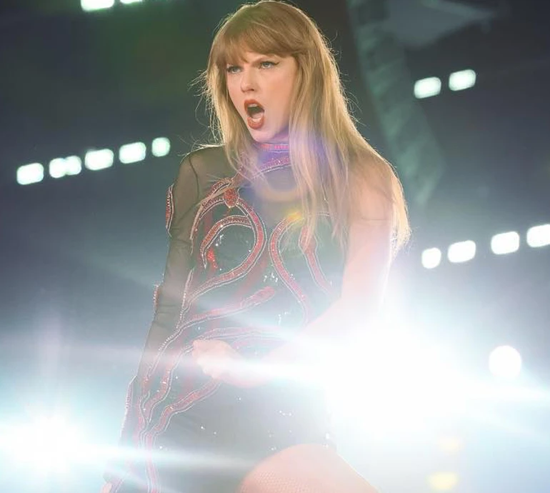 Розпускає руки: фанати Тейлор Свіфт присоромили Джулію Робертс за тісні обійми з бойфрендом співачки. Фото