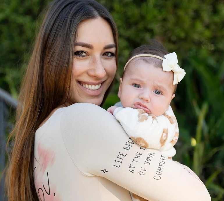 Не треба стверджуватись за рахунок дітей: Шульгіна у міні й латексі назвала переваги вагітності в 30+