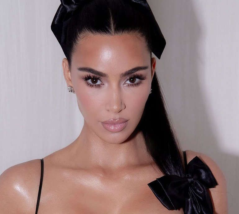 Клаудія схвалює: Кардашян у вінтажному міні та з бантами у волоссі повторила подіумний лук Шиффер 90-х. Фото