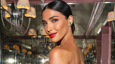 Дімопулос у яскравому топі посвітила рельєфним тілом на балійському ретриті. Фото