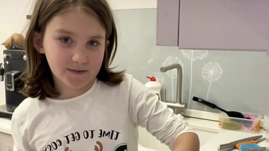 Ну а з чого ще канікули починати?: Мірзоян показав, як їхня з Матвієнко доця готує культовий десерт. Відео