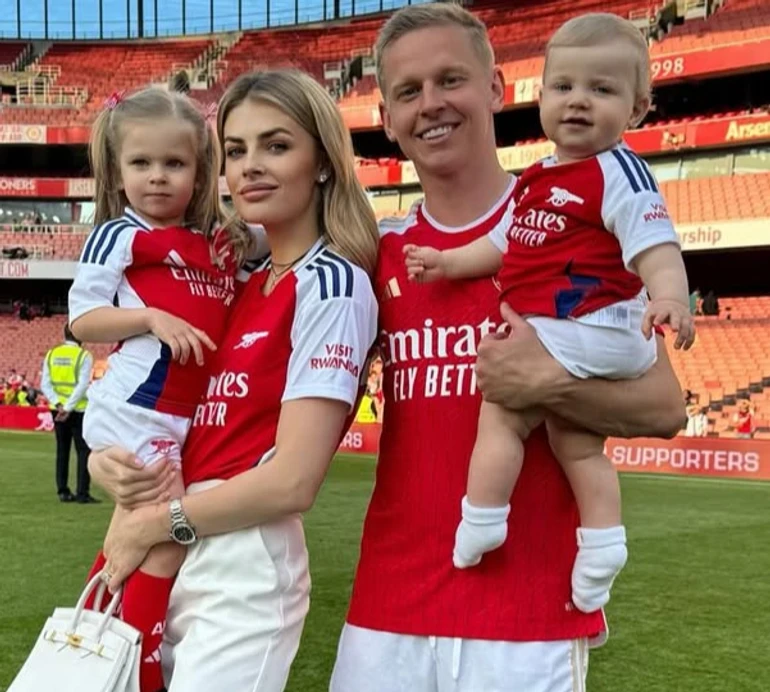 Фанат номер 1: Зінченко замилував обіймами з двома дочками у кумедних футболках. Фото