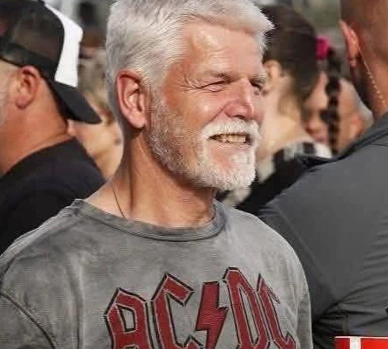 Президента Чехії у футболці AC/DC бачили в натовпі фанів на концерті легендарного гурту. Фото