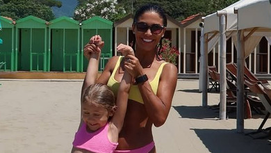 Дімопулос у бікіні наробила на італійському пляжі вайбових фото з 5-річною донею