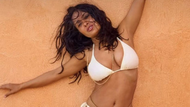 58-річна Хаєк у бікіні продемонструвала спокусливі па для глянцю. Відео