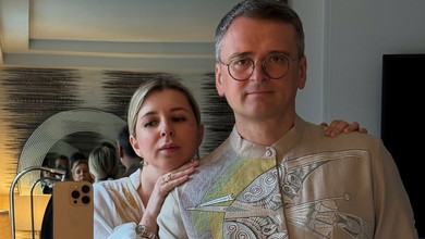 Щастя: Кулеба пригорнув до себе кохану для фото