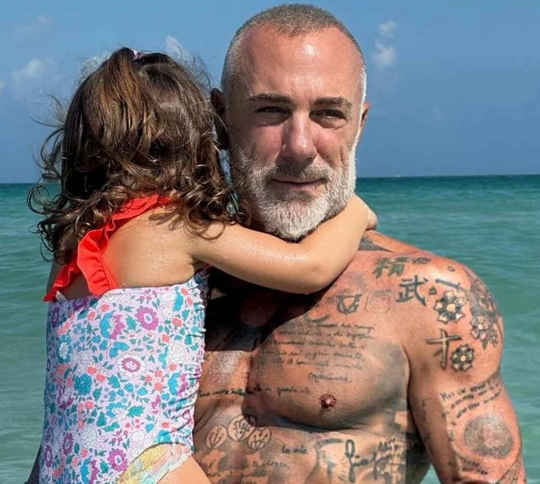 Татусева рибка: Джанлука Ваккі замилував підводними обіймашками з 4-річною донею. Відео