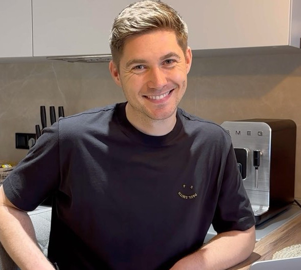 Маленький хлопчик Вова пишається тобою: дружина Остапчука стильними фото та солодким презентом привітала його з 41-річчям