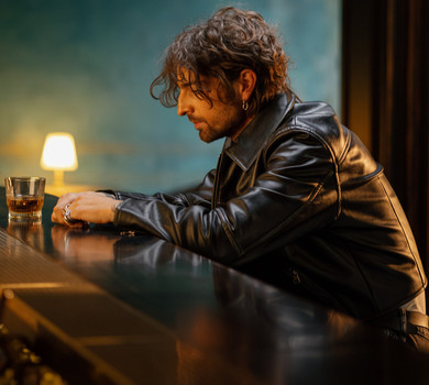 Чому мені вона сниться: Дантес опинився на підлозі бару в емоційному кліпі про нав'язливі думки. Відео