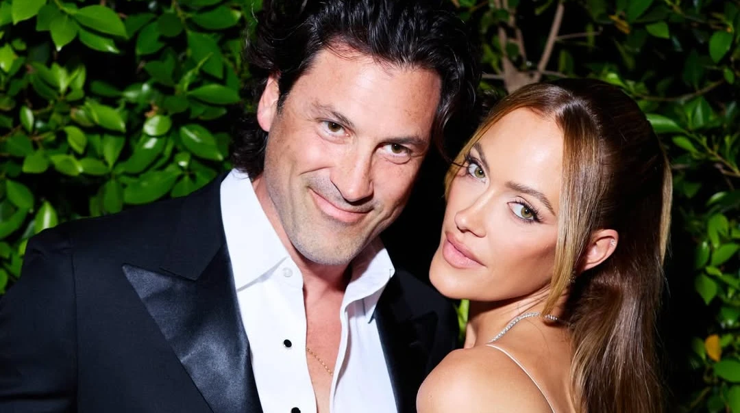 Ошатний Чмерковський пригорнув дружину у білосніжному міні для пристрасного фото на вечірці Елтона Джона