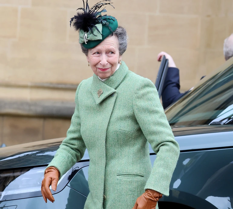 Економна принцеса: сестра короля Чарльза вигуляла на Великдень пальто, яке носила ще в 2015-му. Фото