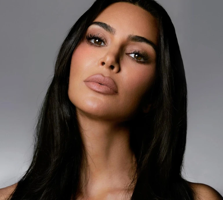 Кардашян у крихітному бікіні наробила пляжних фото з пікантних ракурсів