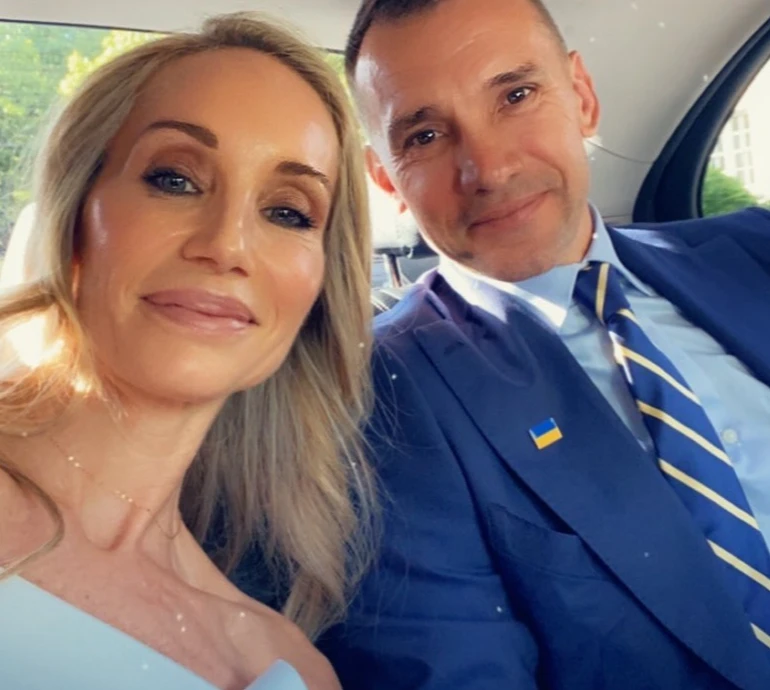 Дякую за всю любов: дружина Шевченка у День батька показала його в обіймах синів. Фото