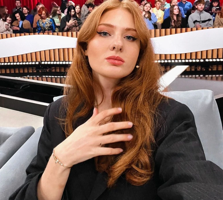 Бабусин псевдонім, роман із Цимбалюком та кліп за 5 тисяч гривень: що відомо про співачку з TikTok Гелю Зозулю