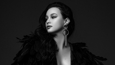 Вагітна дружина POSITIFF посвітила оголеними формами з-під пір'я. Фото