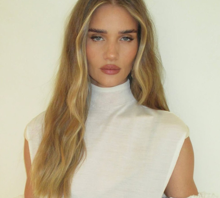 Дружина Стейтема в картатому купальнику посвітила засмаглим спортивним тілом під душем