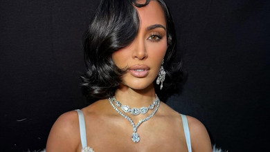 Кардашян в атласній сукні та штучній шубі продефілювала подіумом на показі Balenciaga. Відео