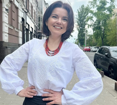 Яскрава вітальня, город і озеро: Падалко зробила тур своїм заміським будинком і назвала його ціну. Фото