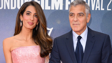 Паєтки, бахрома та пір'я: дружина Клуні у ніжно-рожевому образі шоугьорл відвідала прем'єру фільму коханого у Лондоні