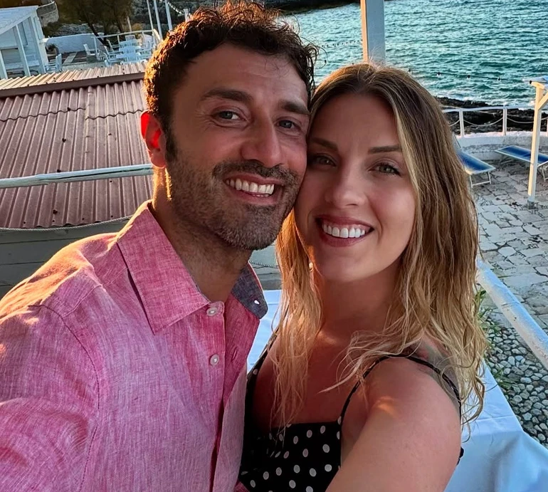 Насолоджуватися моментом: Харлан показала обійми і цілунки коханого на заході сонця