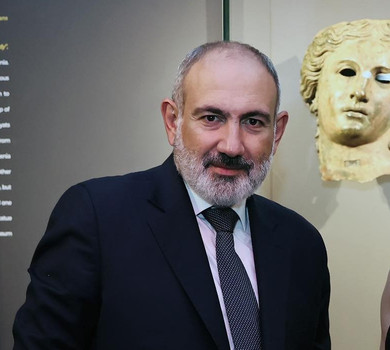 Від журналістики до відео в TikTok: як премʼєр-міністр Вірменії став мемом