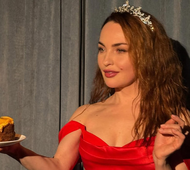 Допоможіть! Булітко з діадемою на голові кумедно привітала себе з 43-річчям