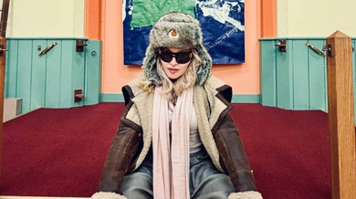 Це наче свастика на лобі: Мадонна обурила мережу появою в шапці з гербом СРСР