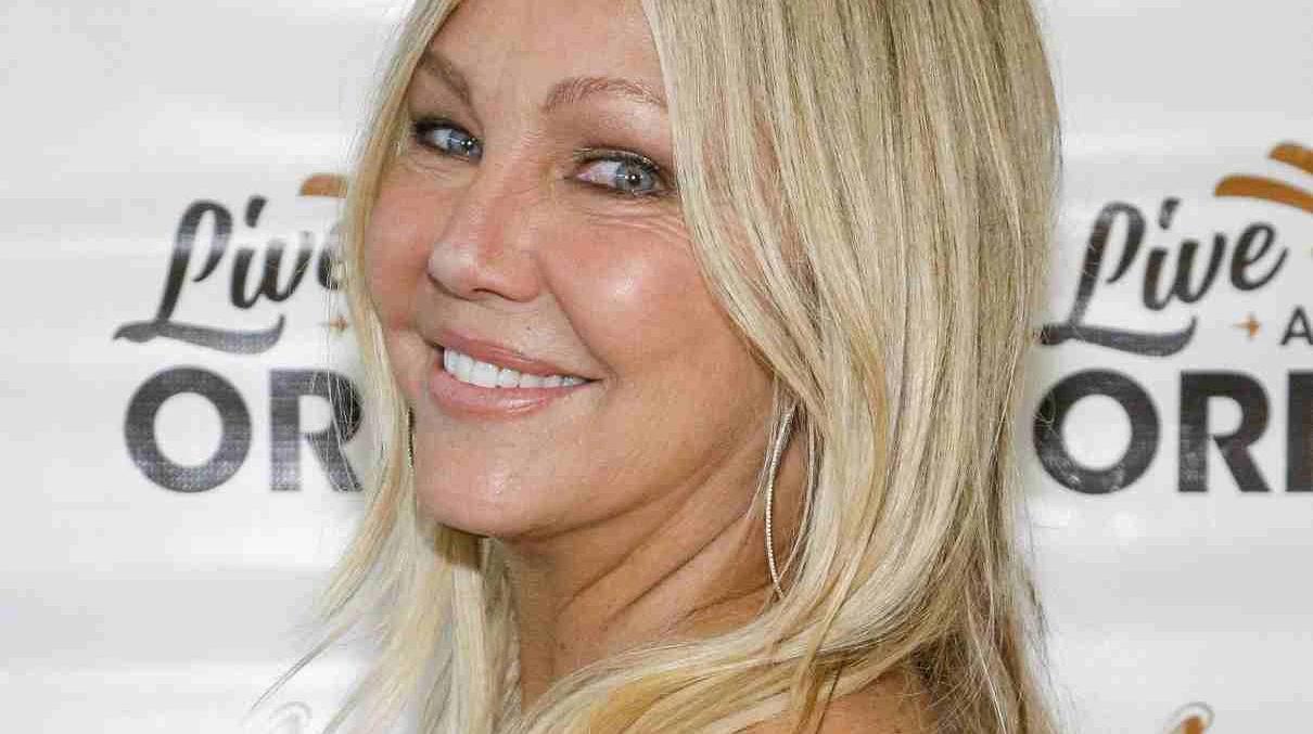 Зірка Району Мелроуз Локлір обійняла Ламаса під час першої спільної появи на публіці як пари. Фото