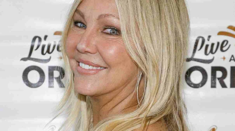 Зірка Району Мелроуз Локлір обійняла Ламаса під час першої спільної появи на публіці як пари. Фото