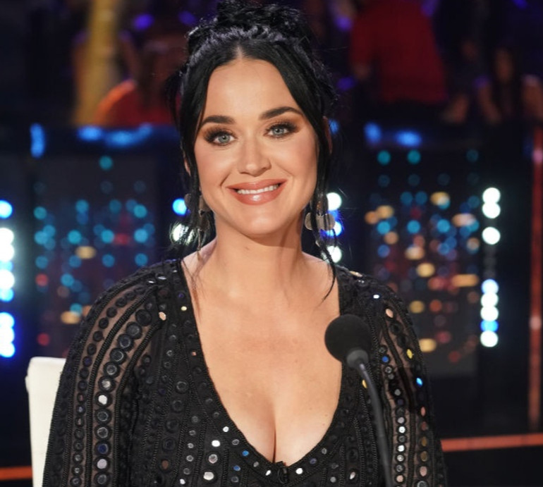 Найкраща подружка: 3-річна донька Кеті Перрі та Орландо Блума замилувала появою на концерті мами. ВІДЕО