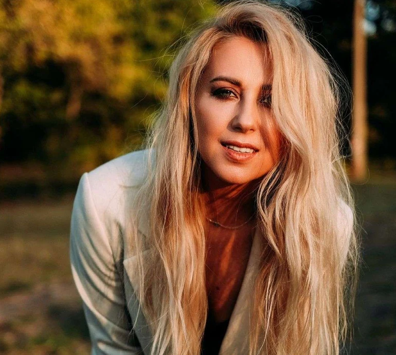 Арсен із донькою в озері та сонячне селфі Тоні: пляжний контент від Матвієнко й Мірзояна