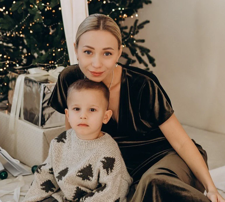 Цей світ для тебе: Репяхова замилувала фото з сином Павліка коло ялинки
