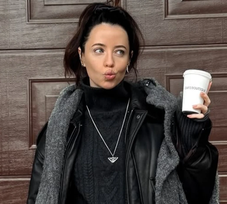 Полуничка і пухнастик: Дорофєєва в мінішортах показала свій день на Кіпрі. Фото