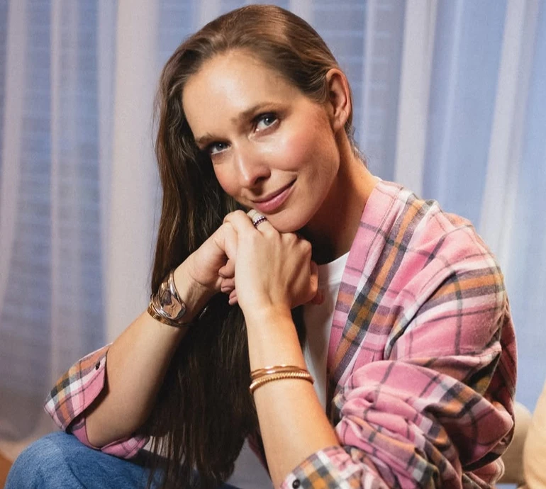 Осадча в екстракоротких шортах та чоботах зухвало пройшлася весняним Києвом для фото