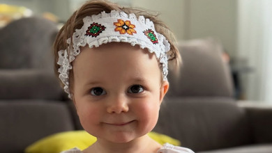 Аделька теж вітає: Ребрик зазнімкувала 1-річну доню в вишиванковому луці. Фото
