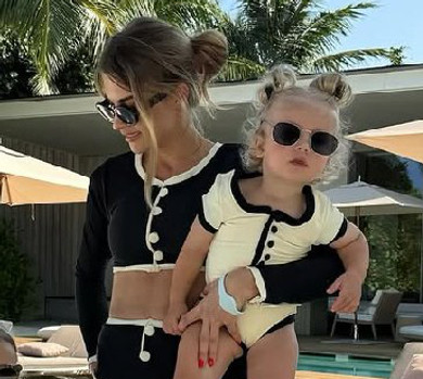 Дружина Зінченка з доньками попозувала в купальниках в стилі old money. Фото