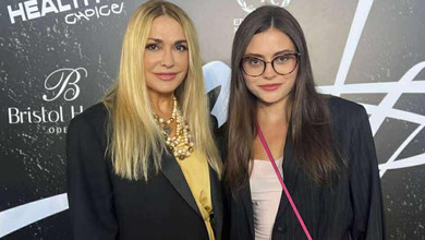 Сумська у жовтому шовку разом із дочкою у міні попозувала на модному показі колишньої Цимбалюка. Фото