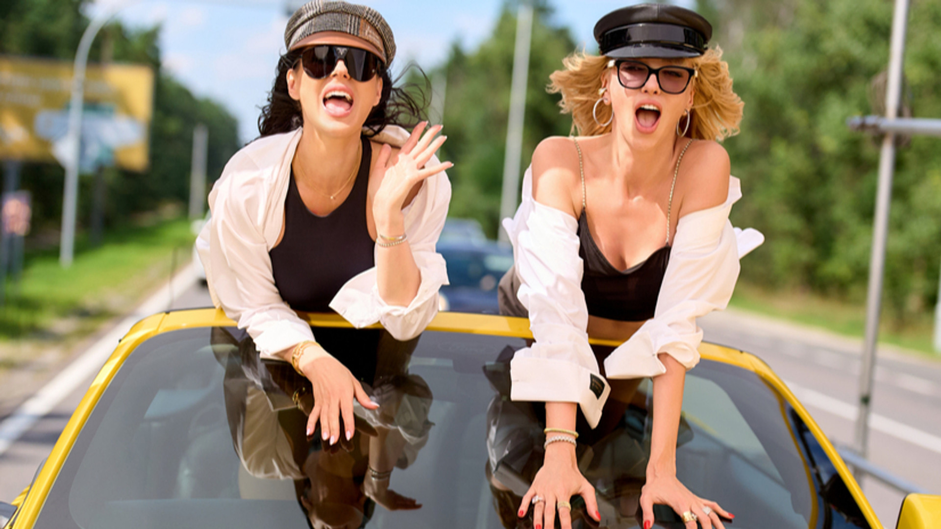 "Круто бути собою": Полякова для нового кліпу кумедно викрала Єфросиніну й у сексі луках покатала її на кабріолеті. Відео