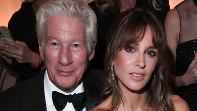 75-річний Річард Гір у смокінгу пригорнув 42-річну дружину в срібному платті на показі Армані в Мілані. Фото