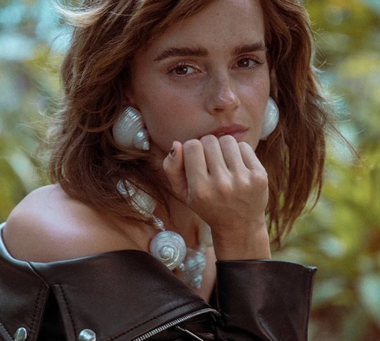 Емма Уотсон у Парижі заінтригувала каблучкою на підмізинному пальці. Фото