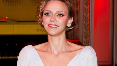 Наче грецька богиня: княгиня Шарлін у біло-золотому луці провела різдвяний бал у Монако