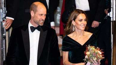 Обіймашки серед квітів: принц Вільям і Міддлтон узяли тепле родинне фото для цьогорічної різдвяної листівки