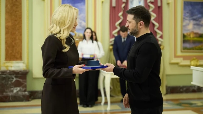 Зеленський нагородив Федишин Золотим серцем за її волонтерську діяльність