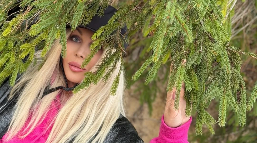 Як ковток повітря: Білик у стильній шкірянці і яскравому худі пораділа єдиному вихідному у Тустані